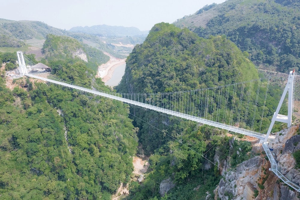 Hành trình “đi giữa trời” trên cầu kính dài nhất thế giới
